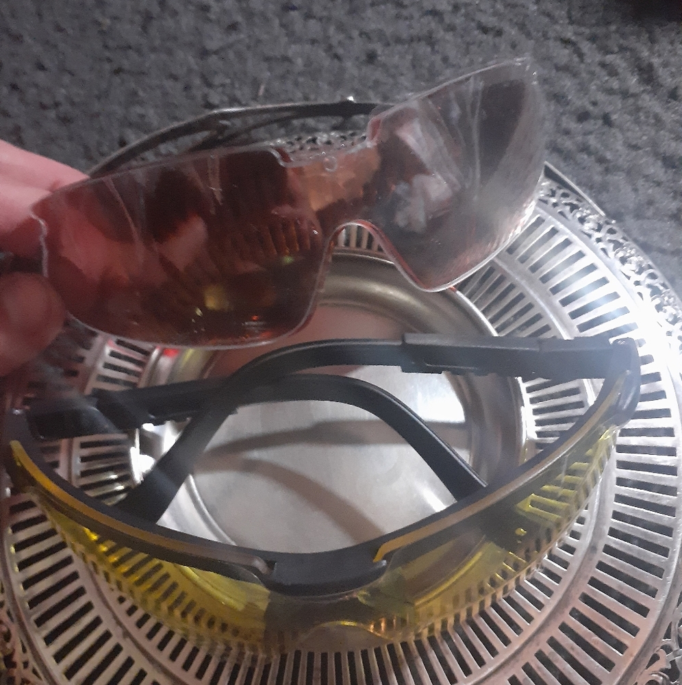 Protective sunglasses/heavy duty eye care with 2br
